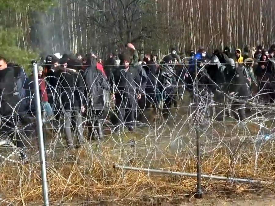 Lukaschenko besucht Flüchtlinge an polnisch-weißrussischer Grenze