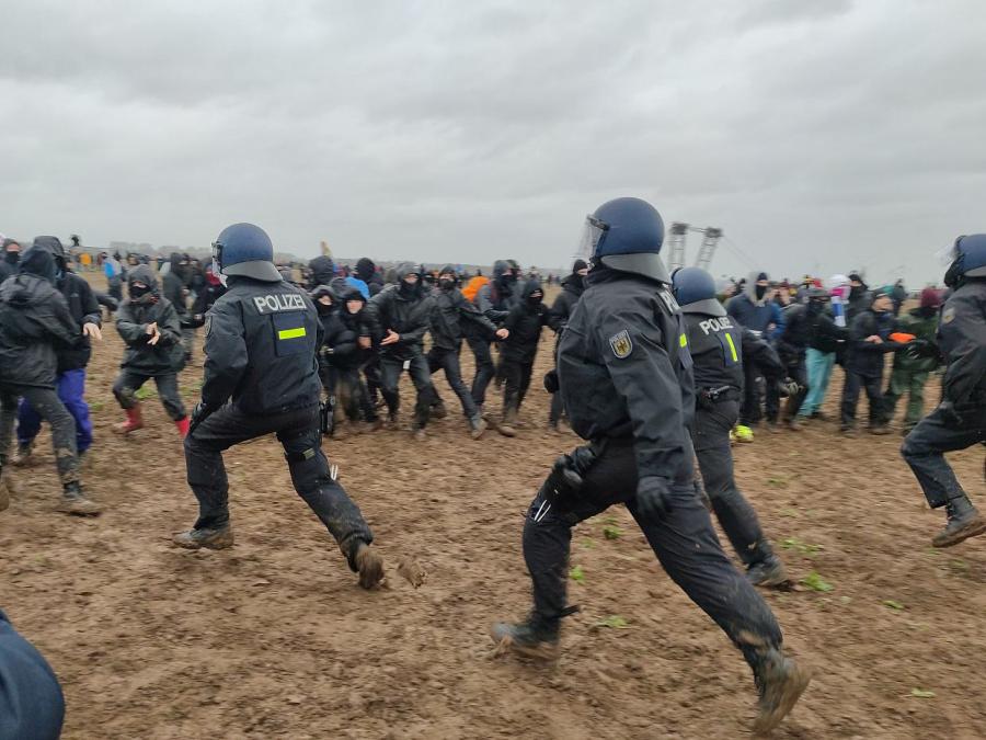 Demo bei Lützerath gerät außer Kontrolle