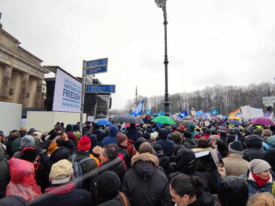Mehrere Zehntausend bei Demo gegen Waffenlieferungen in Berlin
