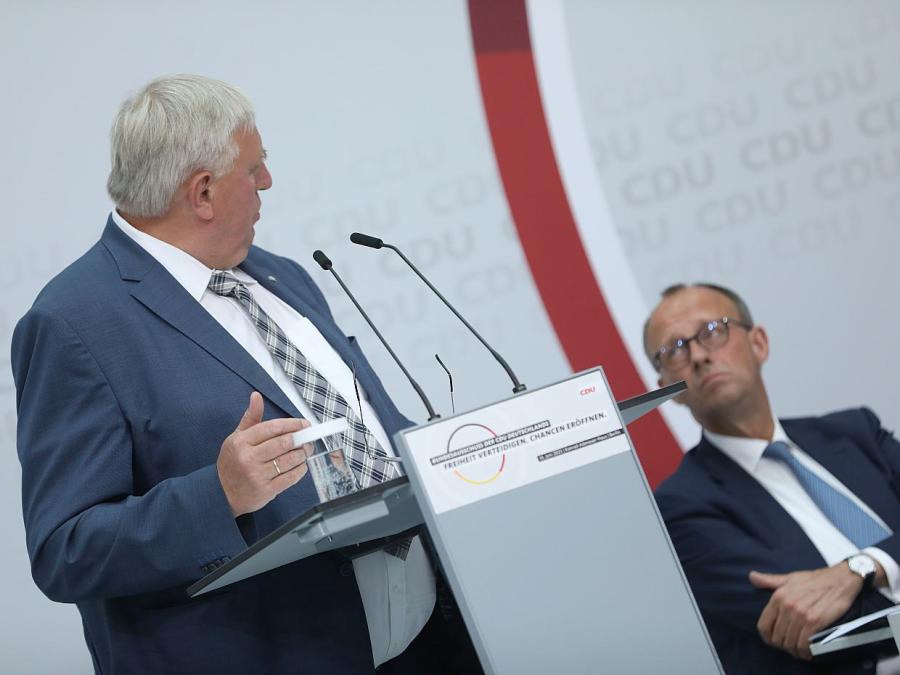 Kanzlerkandidatur der Union: Laumann stärkt Merz den Rücken