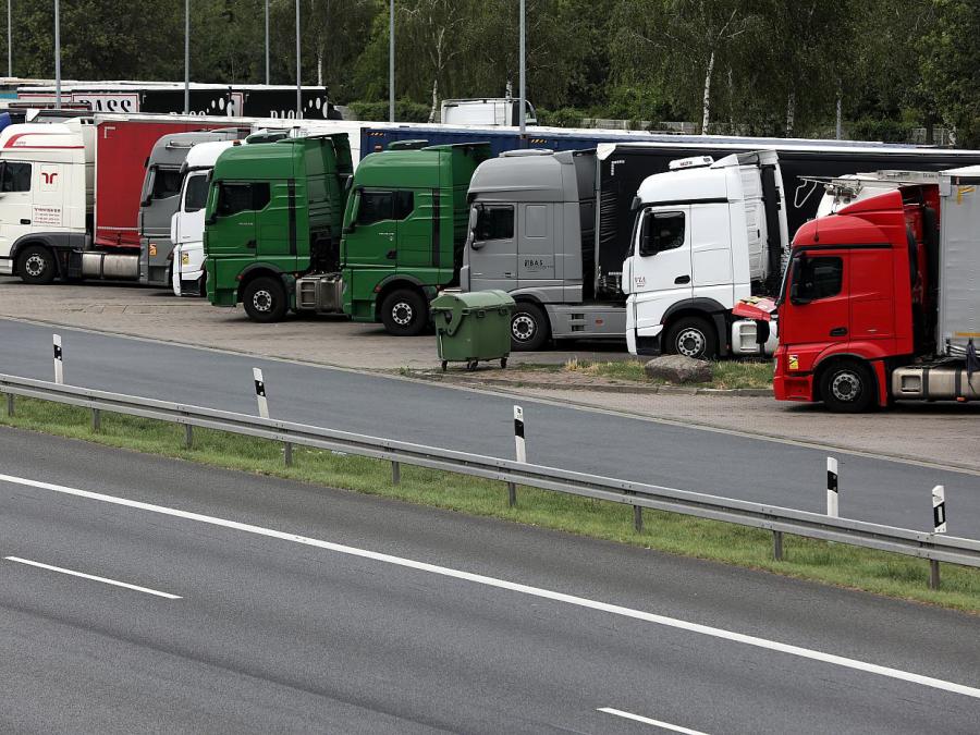 Zahl mautpflichtiger Lkws auf Autobahnen im August zurückgegangen