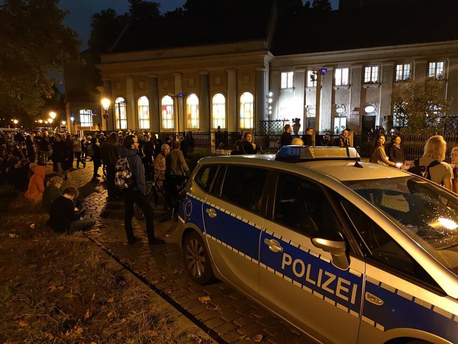 Über einhundert Menschen bei Mahnwache vor Berliner Synagoge