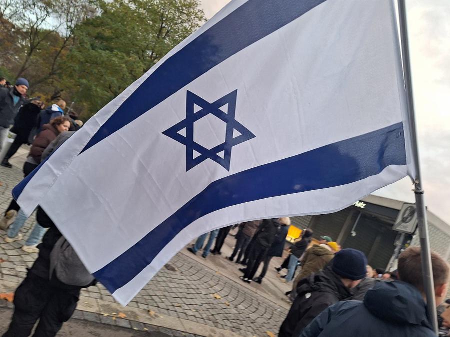 49 Israel-Flaggen vor deutschen Amtsgebäuden gestohlen oder zerstört