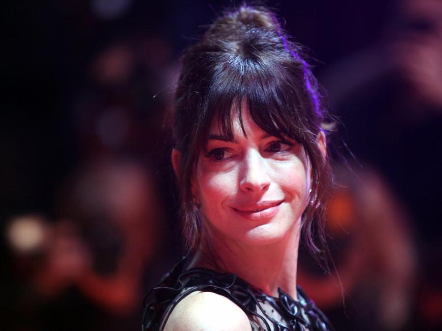 Anne Hathaway findet Thema Liebe in Krisenzeiten umso wichtiger