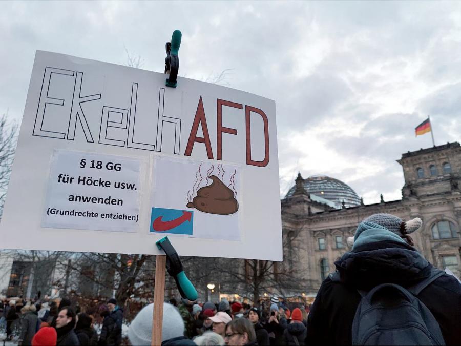 Hessischer Innenminister warnt vor Linksextremen bei Anti-AfD-Demos