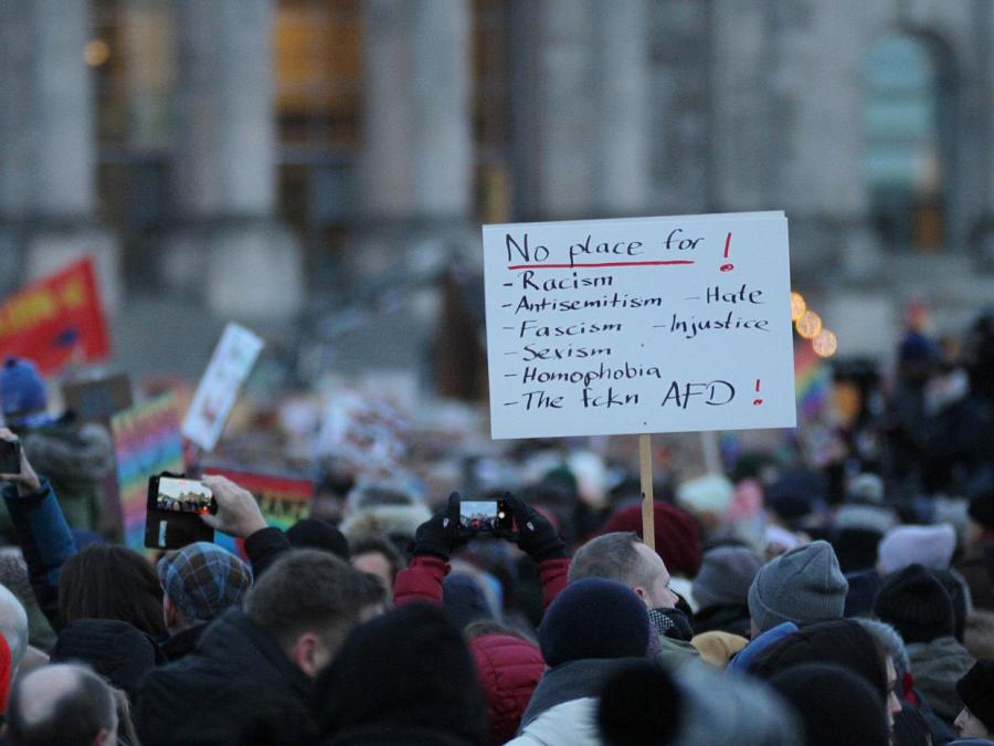 Zehntausende demonstrieren erneut gegen Rechtsextremismus