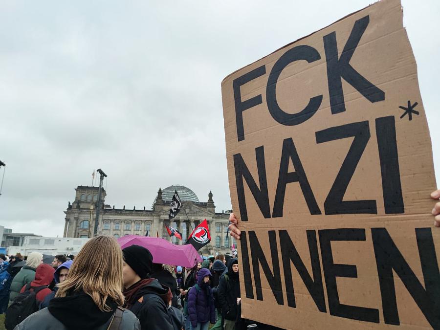 Kretschmer will mehr Deutschland-Fahnen bei Demos gegen Rechts