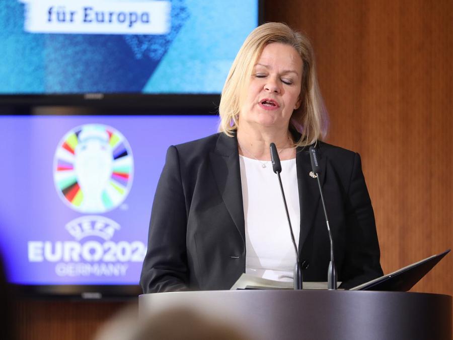 Innenministerin plant zur Fußball-EM Kontrollen an allen Grenzen