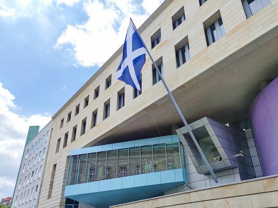 Britische Botschaft hisst Schottland-Fahne vor EM-Spiel