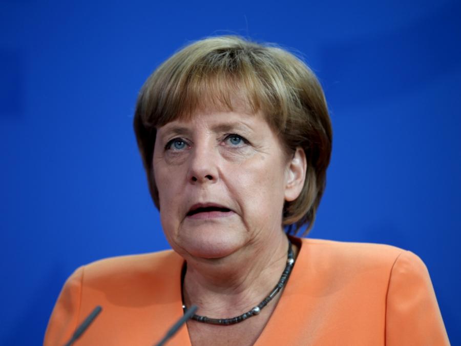 Merkel bringt Stabsmusikkorps mit Musikwünschen in Schwierigkeiten