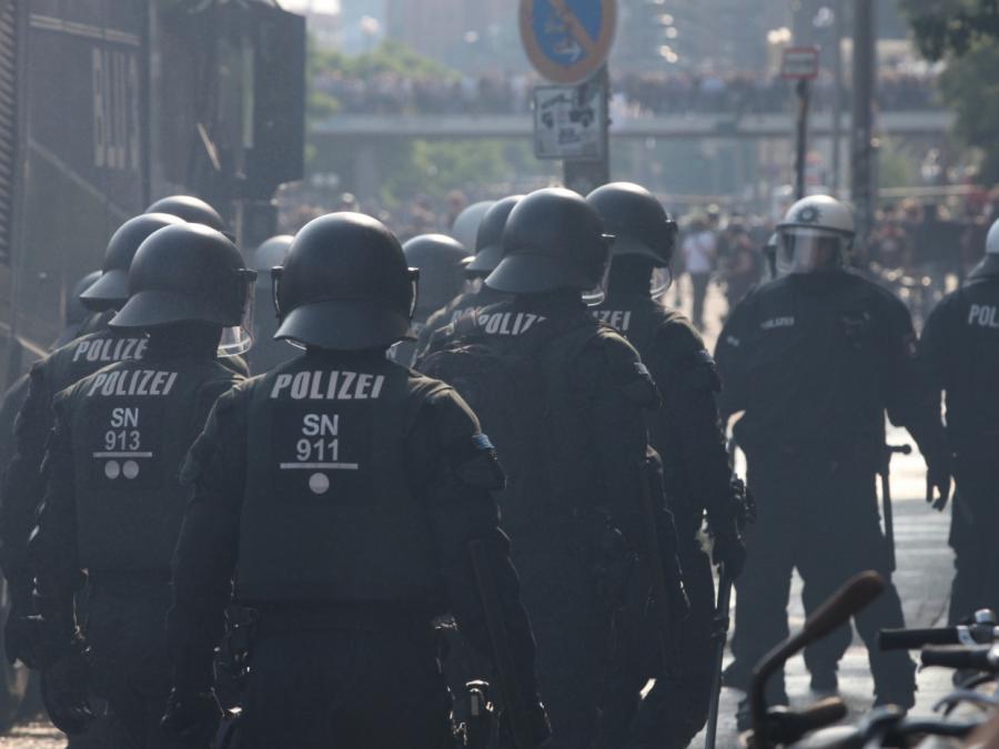 G20-Krawalle 2017: Ex-Polizist wegen Dosenwurfs angeklagt