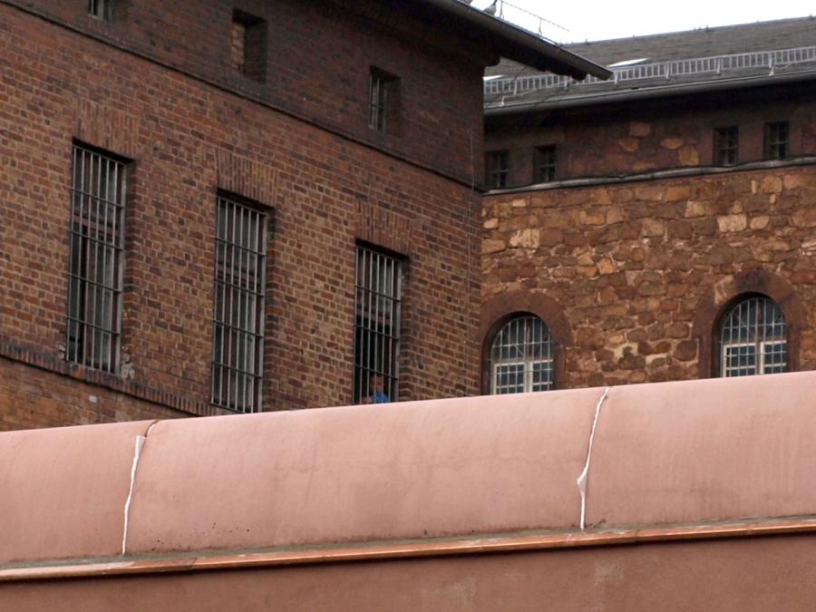 Bremens Innensenator will zentrales Abschiebegefängnis für Gefährder
