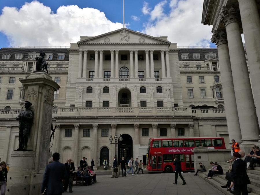 Bericht: Britische Notenbank würde Schweizer Bankenfusion billigen