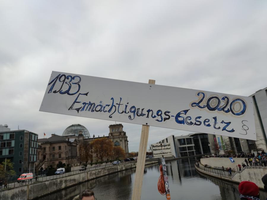 Bundestag und Bundesrat peitschen Corona-Regeln unter Protest durch